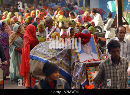 Bunte Hochzeit Prozession durchläuft Udaipurs Mundi Gewürz und Gemüse-Markt Indien Stockfoto