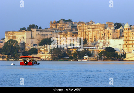 Blick auf Lake Pichola in Richtung City Palace Udaipur Indien Stockfoto