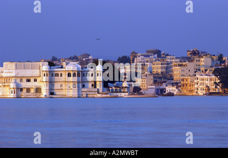 Blick auf Lake Pichola-See hin Palace Hotel Udaipur, Indien Stockfoto