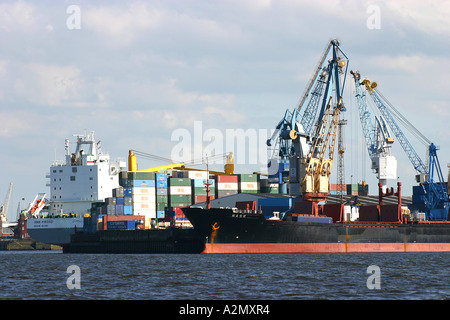 Schiffe im Hafen von Hamburg; Deutschland Stockfoto