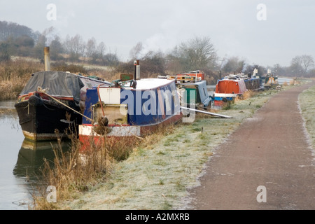 Narrowboats am Kennet & Avon an einem frostigen Morgen in der Nähe von Seend. Stockfoto