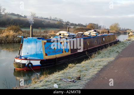 Fender Trading Co. Narrowboat am Kennet & Avon am frostigen Morgen. Stockfoto