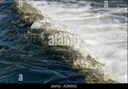 Wasser über ein Wehr. Stockfoto