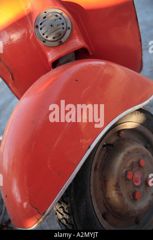 Vorderrad und Mudgaurd auf alten Vespa-Roller Stockfoto