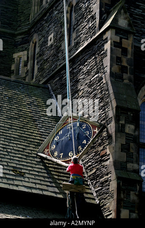 Kirche-Uhr Reparaturen Pfarrei Kirche von St Mary Applethwaite Windermere Stockfoto