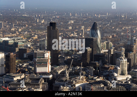 Eine Luftaufnahme suchen zwischen Tower 42 Anfd die Gurke in der City of London, UK Stockfoto