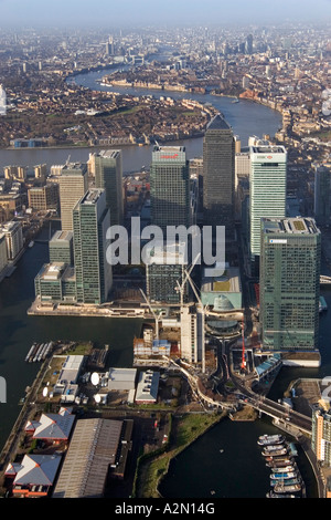 Luftaufnahme, Blick nach Westen auf das moderne Bürogebäude am Canary Wharf in London Stockfoto