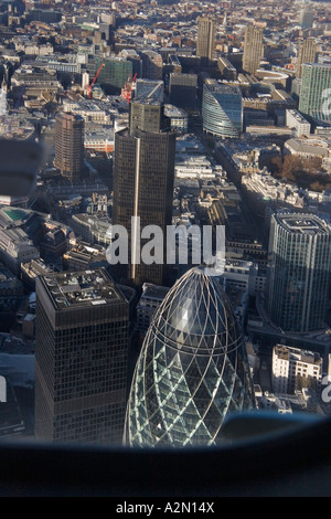 eine Nahaufnahme der Luftaufnahme aus dem Inneren eines Hubschraubers der Gurke und Tower 42 Gebäude im Zentrum der City of London Stockfoto