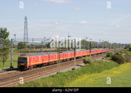 Klasse 325 elektrische Triebzüge mit einem nach Norden WCML Royal Mail-Post Stockfoto