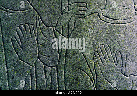 Detail der beiden Figuren eingraviert auf Steinplatte in den Ruinen des mittelalterlichen Athassel Augustiner Kloster, Co Tipperary, Irland Stockfoto