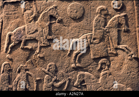 Piktische keltische Symbol Steinplatte Detail auf dem Aberlemno Churchyard, Tayside, Schottland. Kampfszene mit Pferd Kavallerie und Speerkämpfer Stockfoto