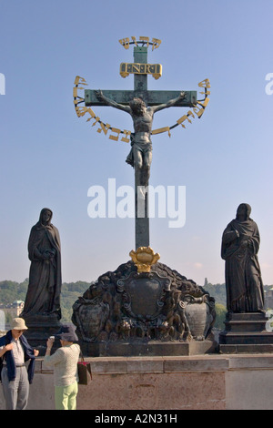 Statuen des Heiligen Kreuzes und der Kalvarienberg. Karl IV. Brücke, Prag, Tschechische Republik, Europa Stockfoto