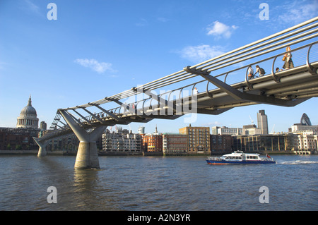 Millennium Fußgängerbrücke über die Themse führt in Richtung St. Pauls Cathedral, London, England Stockfoto