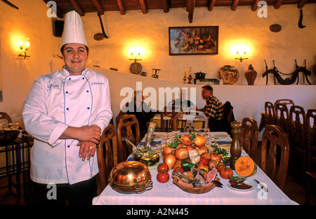 Chefe Jose mit Zutaten für ein Cataplana in seinem Restaurant Eira Mel Vila Bispo Algarve Portugal Stockfoto