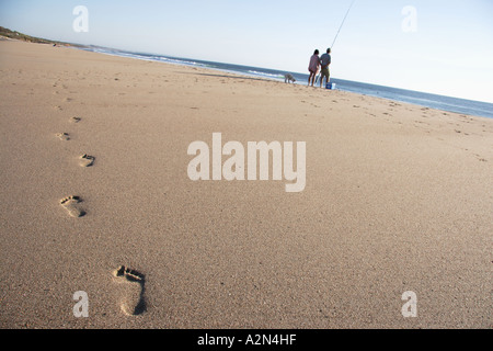 Spuren im Sand in Richtung ein paar Fischen an einem Strand in Portugal Stockfoto