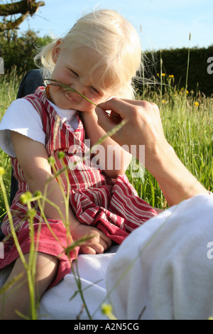 Vater mit seiner Tochter im Feld spielen Stockfoto