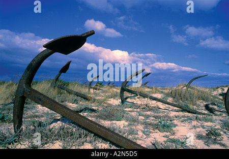 Anker-Friedhof am Strand Praia Barril Santa Luzia Tavira Algarve Portugal Stockfoto