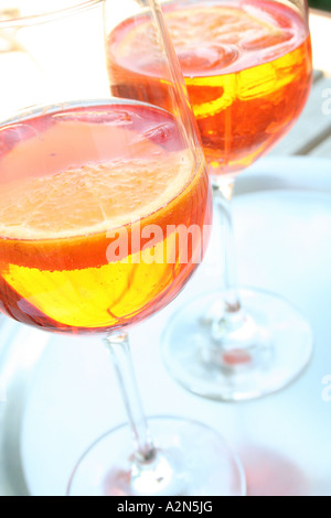 Nahaufnahme von zwei Gläser von Cocktails und Scheiben von orange Stockfoto