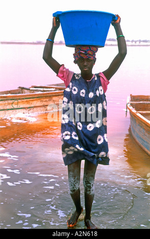 Junge Frau mit Becken in Salzkruste Rose See oder Lac Rose Senegal Stockfoto