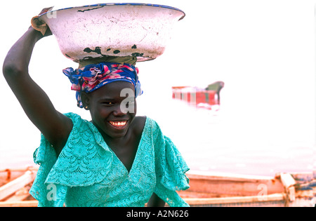 Junge Frau mit Becken in Salzkruste rose See oder lac Senegal rose Stockfoto