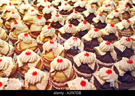 Tablett mit Cupcakes bei Pastry shop Stockfoto