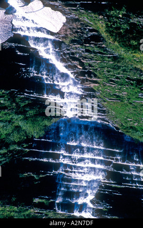 Wasserfall entlang gehen in die Sonne Straße Glacier Nationalpark Montana USA Stockfoto