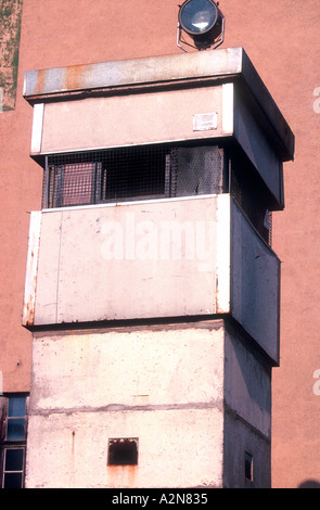 Turm am Checkpoint Charlie, der bekannteste Grenzübergang in der ehemaligen Berliner Mauer Deutschland weisen, zu sehen Stockfoto