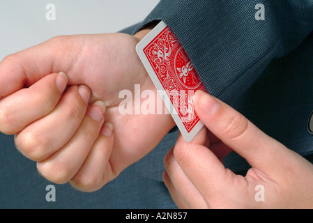 junge Unternehmerin eine verdeckte Karte aus ihrem Ärmel ziehen Stockfoto