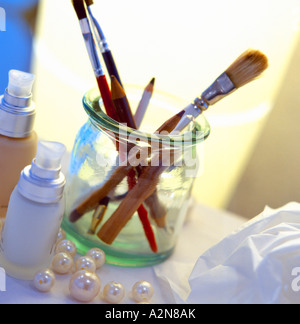 Pinsel und Stifte in Glas zu machen Stockfoto