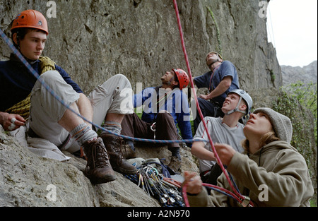 Eine Gruppe von Bergsteigern unter einem Felsen in Nord-Wales, Snowdonia, Vereinigtes Königreich Stockfoto