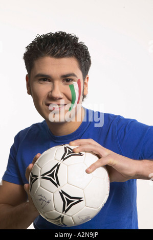 Porträt des jungen Mann halten Fußball und lächelnd Stockfoto