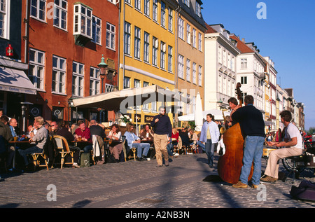 Touristen am Bürgersteig Café, Nyhavn, Kopenhagen, Dänemark Stockfoto