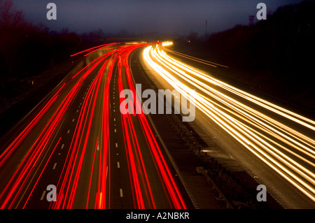 Vogelperspektive Blick auf Verkehr auf der Autobahn bei Nacht Stockfoto