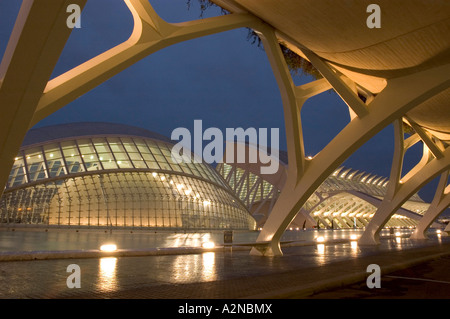 Museum beleuchtet in der Abenddämmerung, Valencia, Provinz Valencia, Spanien Stockfoto