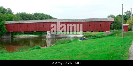 Gedeckte Brücke über den River, West Montrose Covered Bridge, West Montrose, Ontario, Kanada Stockfoto