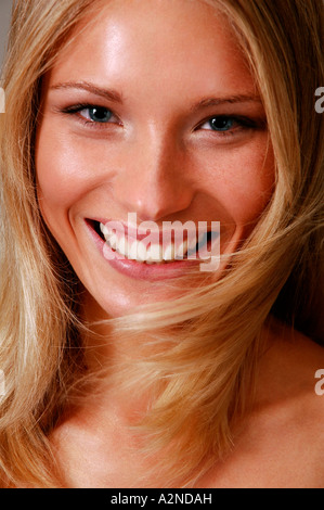 Junge Frau lächelnd an Kamera-Porträt Stockfoto