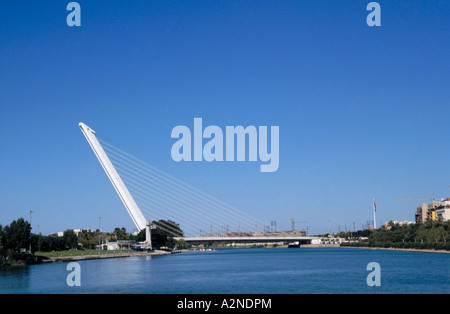 Brücke über Fluss, Puente del Alamillo, Fluss Guadalquivir, Córdoba, Andalusien, Spanien Stockfoto