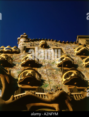 Niedrigen Winkel Ansicht des Gebäudes, Casa Batllo, Barcelona, Spanien Stockfoto