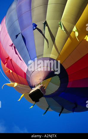 Niedrigen Winkel Ansicht von Heißluftballon fliegen Stockfoto
