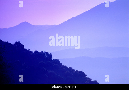 Gebirge mit Nebel bedeckt Stockfoto