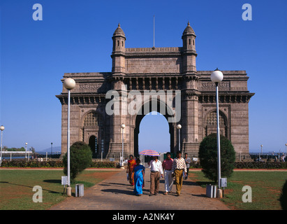 Touristen vor Denkmal, Gateway Of India, Mumbai, Maharashtra, Indien Stockfoto