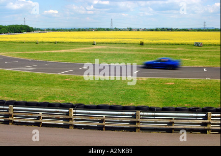 Auto auf Rennstrecke Stockfoto