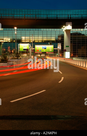 Verkehr auf Straße bei Nacht, Frankfurt Rhein-Main-Flughafen, Frankfurt, Hessen, Deutschland Stockfoto