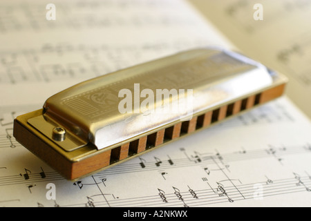 Nahaufnahme der Mundharmonika zu den Noten Stockfoto