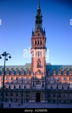 Niedrigen Winkel Blick auf Uhrturm gegen blauen Himmel Hamburg Deutschland Stockfoto