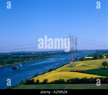 Strommasten entlang Fluss, Rendsburg, Schleswig-Holstein, Deutschland, Europa Stockfoto