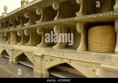 Cotswold Stone Biene Zuflucht in der Kirche Hof in Hartpury Gloucestershire Stockfoto