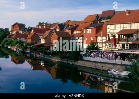 Reflexion der Häuser im Wasser, Fluss Werra, Bad Sooden-Allendorf, Hessen, Deutschland Stockfoto