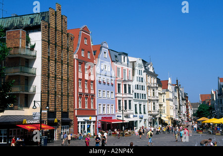 Menschen zu Fuß, Flohmarkt, Kroepelinstreet, Mecklenburg-Western Pomerania, Deutschland Stockfoto