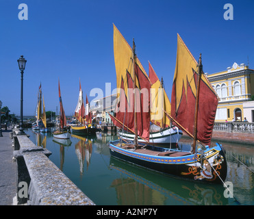 Boote verankert in Cesenatico Hafen Kanal, italienische Riviera, Italien Stockfoto